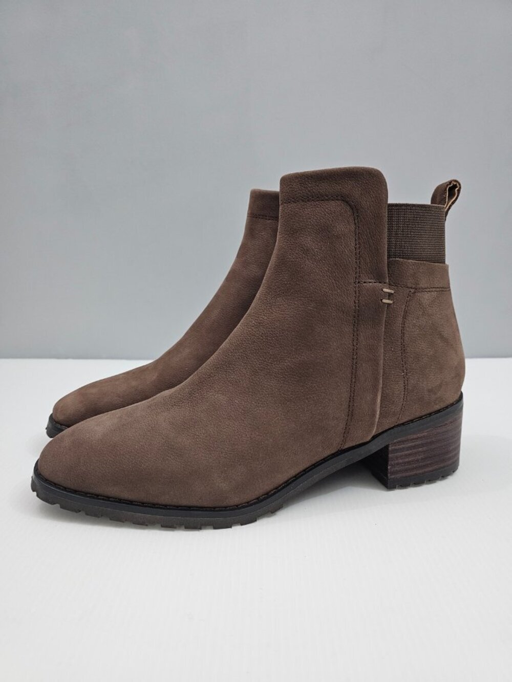 Blondo Shyne Waterproof Ankle Boot Womens 9.5 Taupe Nubuck Lug Sole Comfort NEW